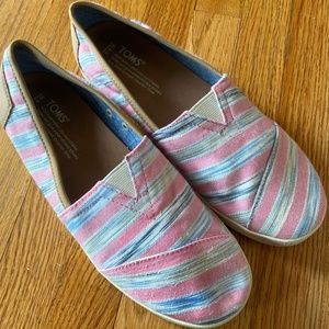 Women’s TOMS shoes